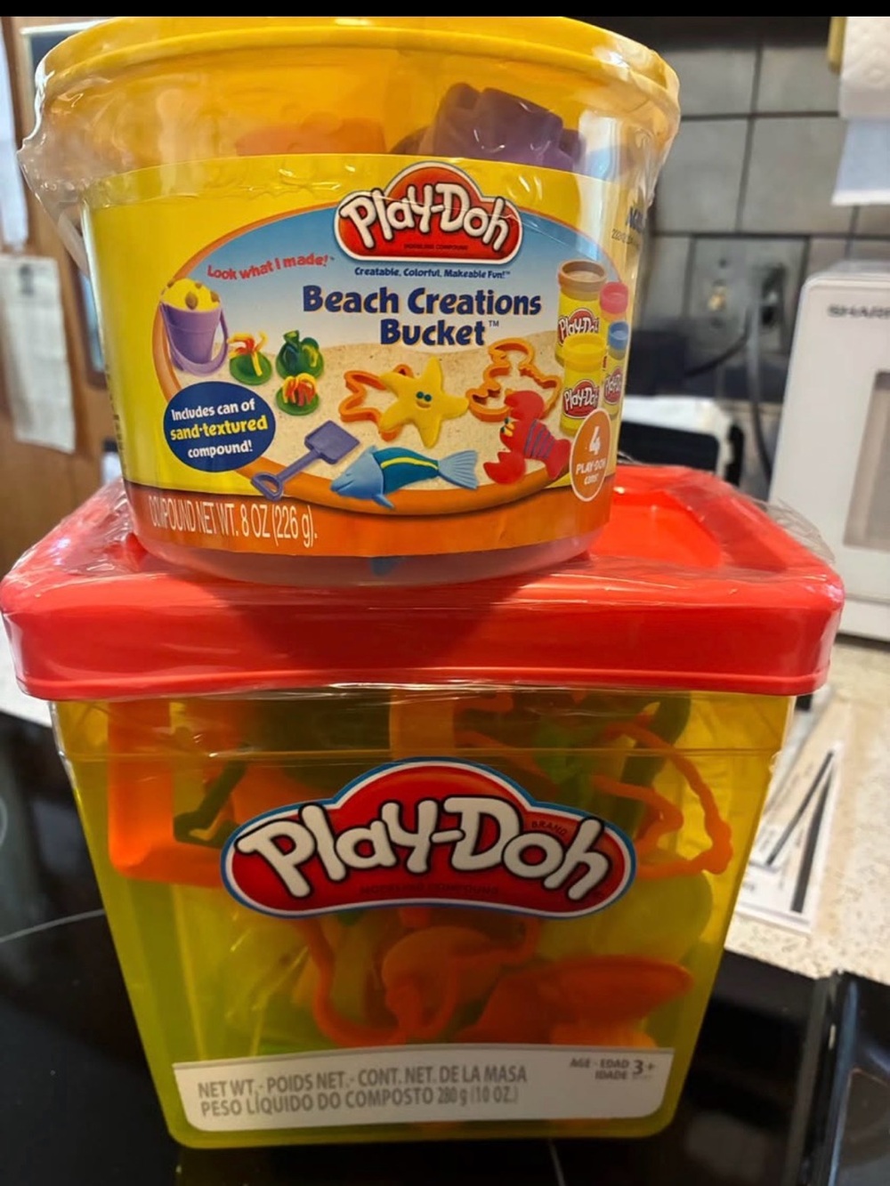 Play-Doh Beach Creations Bucket — Yellow and Red